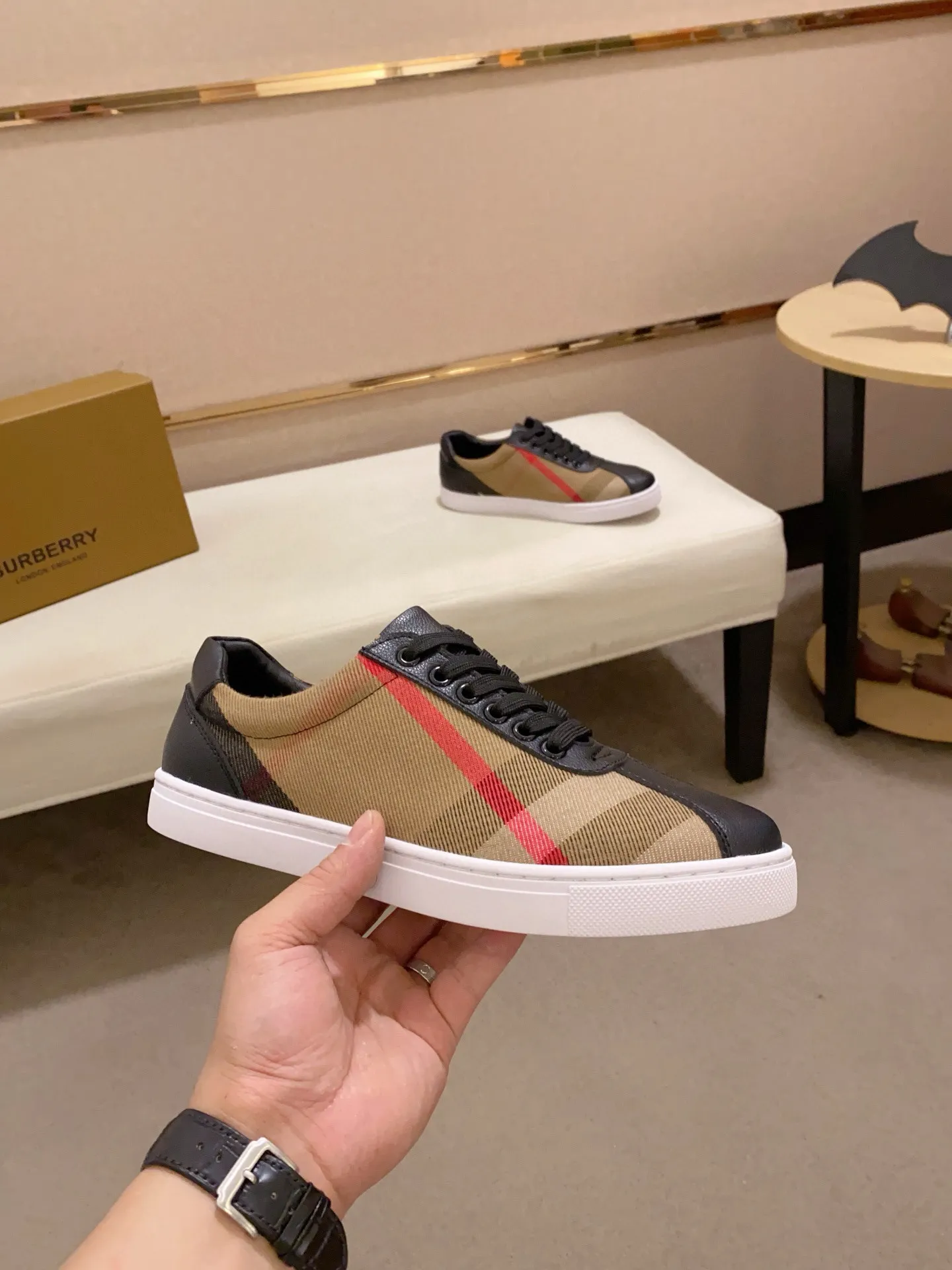 Men's shoes 💰: 400💰🥳◾️▫️The new Burberry men's classic low-top sneakers are reinterpreted with Vintage retro plaid cotton material and calfskin, decorated with a new brand logo. First-layer sheepskin lining, embossed Burberry logo on the heel, and original TPU outsole! Code number: 38-44. Can be customized45